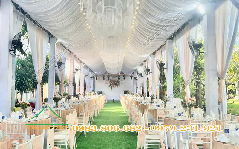 So sánh nhà bạt không gian và rạp cưới truyền thống