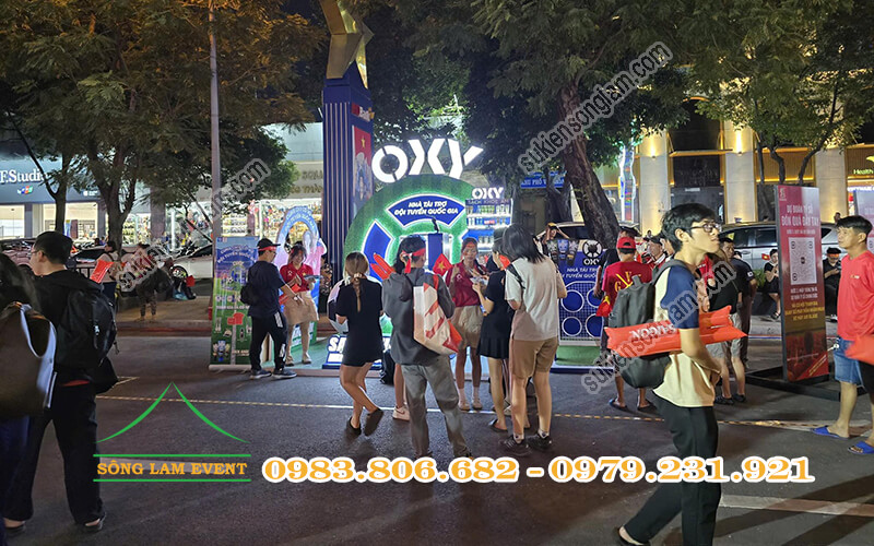 Thi công booth gian hàng Cùng Oxy cổ vũ đội tuyển U22 tại đại lộ Lê Lợi