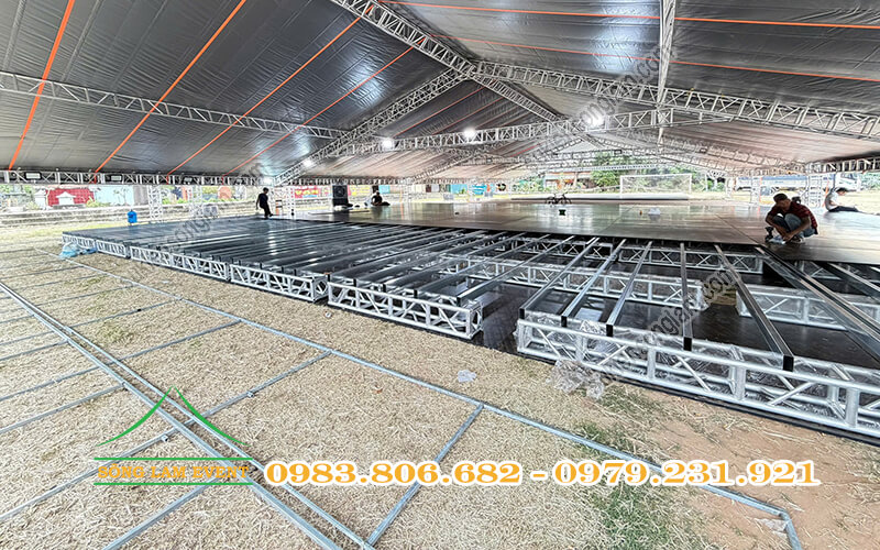 Sàn sân khấu và thảm trải trong nhà bạt không gian