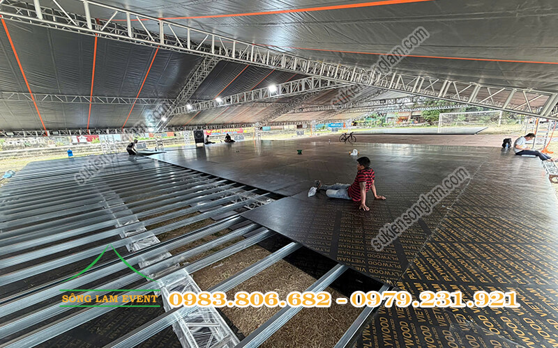 Sàn sân khấu và thảm trải trong nhà bạt không gian