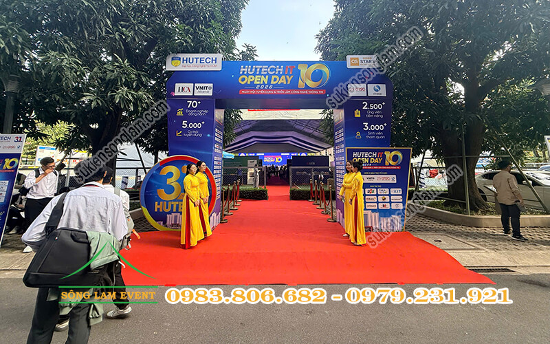 Thi công cổng chào sự kiện tại Hutech It Open Day 2026